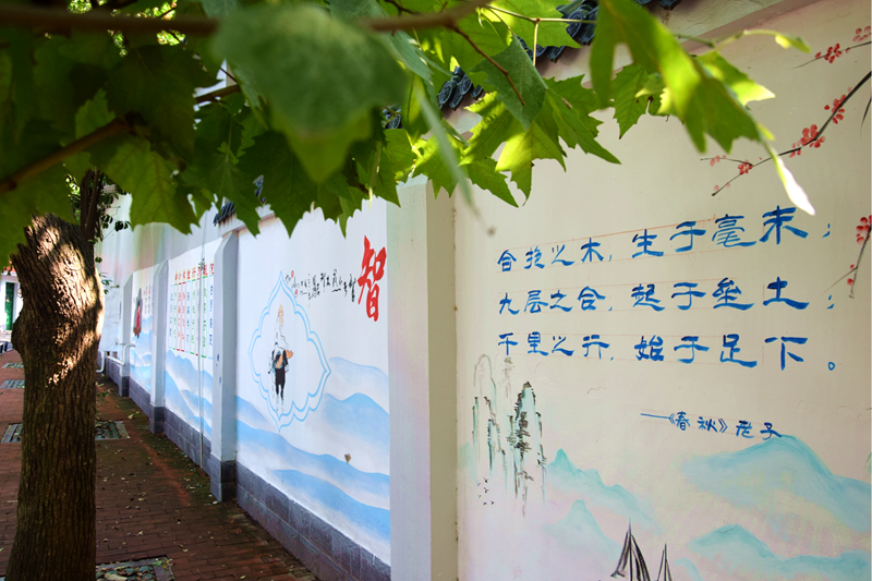 社区与学校共建德育文化墙 为孩子讲故事述箴言传美德