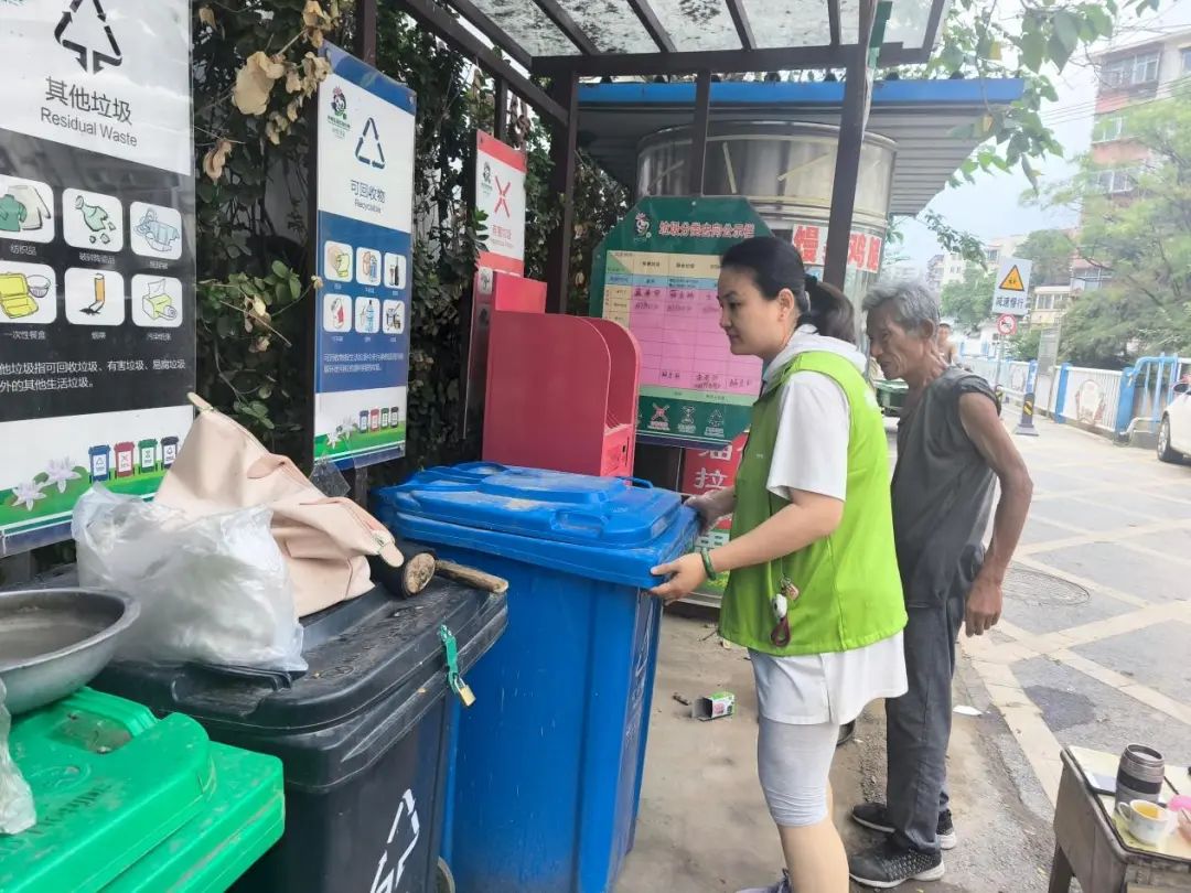 中大槐树街道昆仑街社区全力整治垃圾分类亭