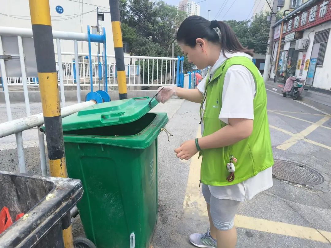 中大槐树街道昆仑街社区全力整治垃圾分类亭