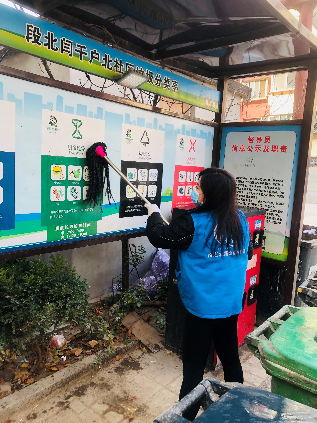 段店北路街道：维护垃圾分类亭，垃圾分类我先行
