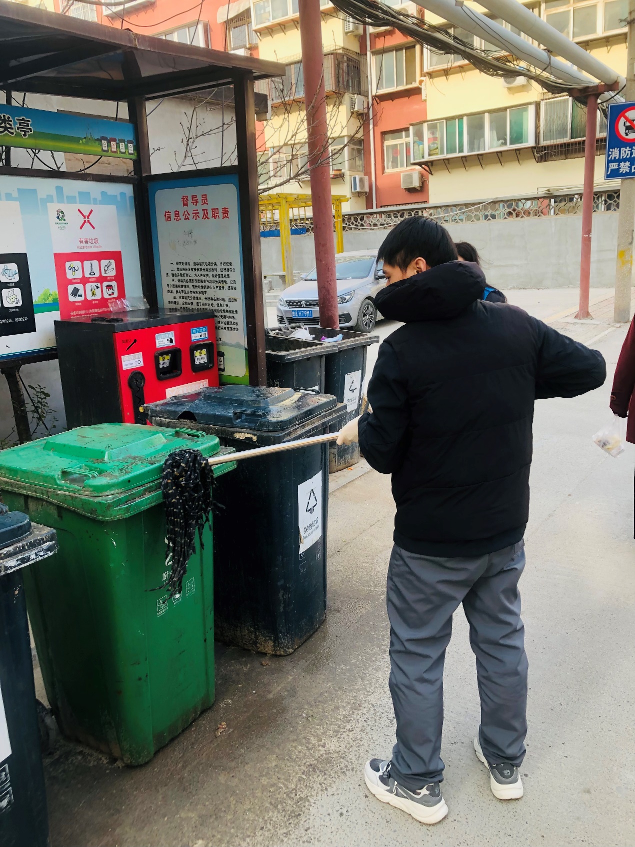 段店北路街道：维护垃圾分类亭，垃圾